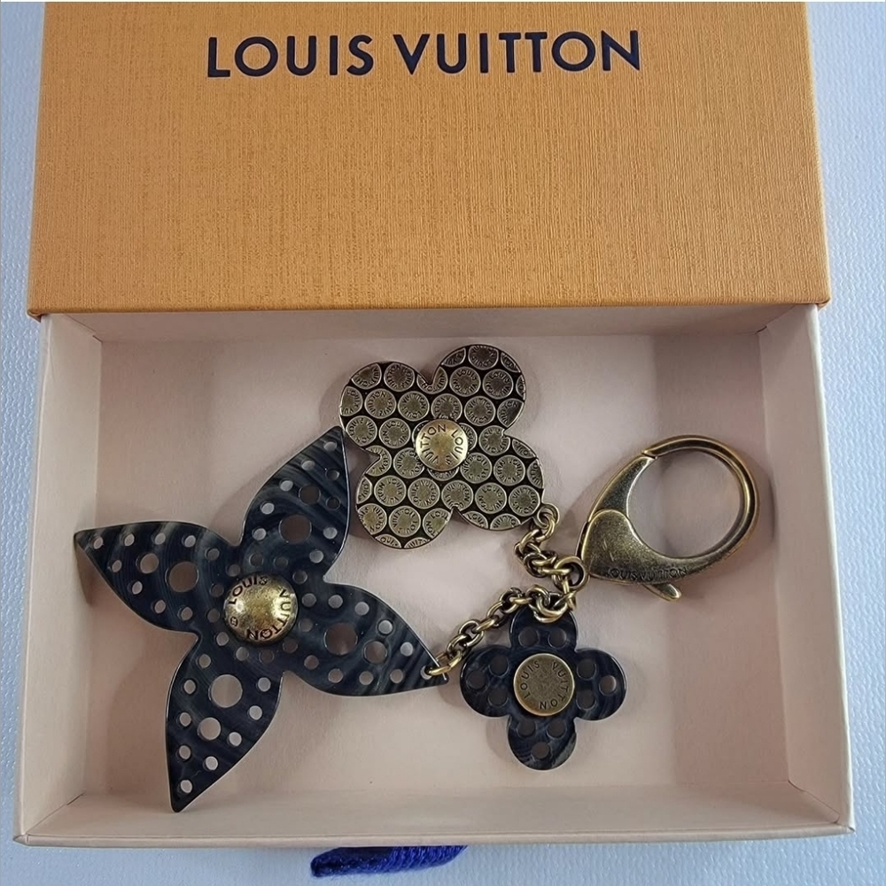 ๐ฅ RARE ๐ฅ Louis Vuitton Bijou Sac Rock Flower Antique Resin Bag Charm - Picture 2 of 4